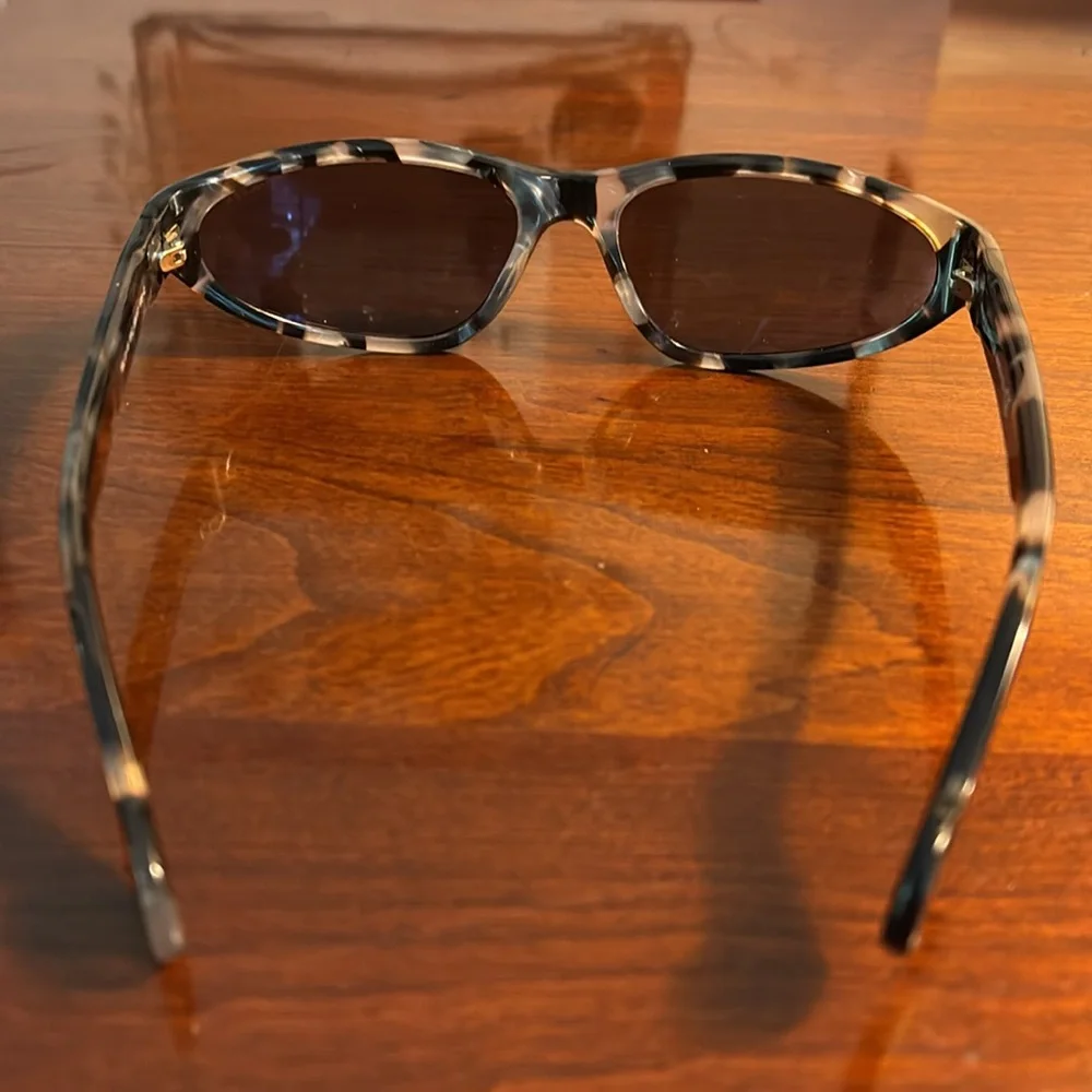 Moncler Tortoise like new condition Sunglasses. SOLD OUT - Picture 5 of 9